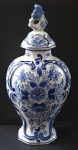 Faience vase with lid - Delft