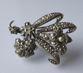 Brooch with marcasite and pearl - flower