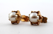 Earrings made of golden metal, with pearls