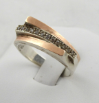 Ring with zircons