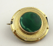 Zlatá brož s přírodním malachitem