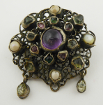 Stříbrná brož s ametysty, topazy, beryly, perlami a křišťálem