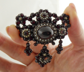 Granátová brož s velkým almandinem a perličkami - biedermeier